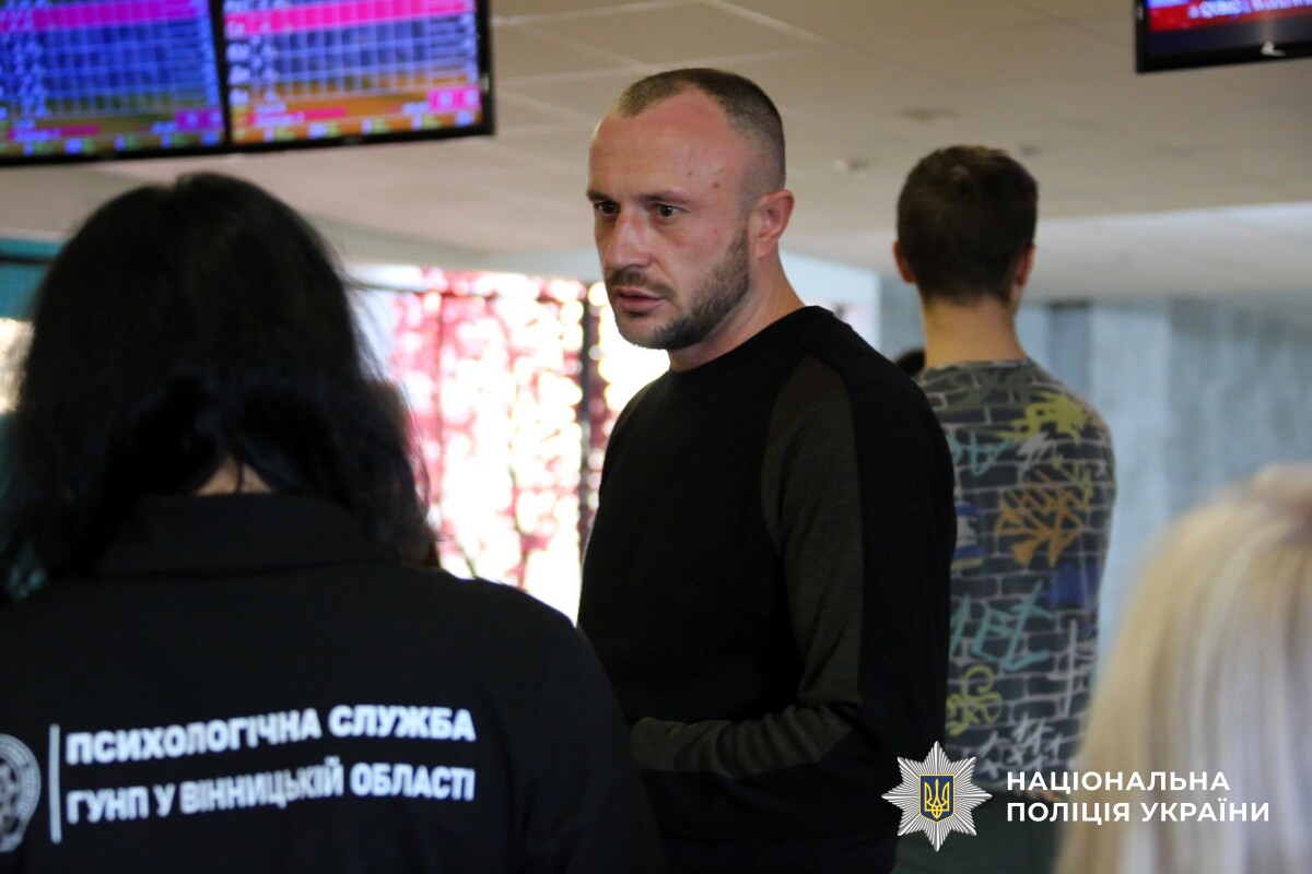  Щоб підтримати психоемоційний стан правоохоронців та військовослужбовців, які проходять реабілітацію в місцевих закладах охорони здоров’я, сприяти їхній соціальній адаптації та згуртованості у процесі лікування, психологи та помічник начальника ГУНП у Вінницькій області Микола Бичок організували для оборонців спортивне дозвілля.  «Гра в боулінг стала для бійців справжнім джерелом позитивних емоцій і натхнення. Учасники відчули радість спілкування, азарт змагання та підтримку одне одного, що допомогло їм тимчасово відволіктися від щоденних труднощів реабілітації. Усмішки, дружні оплески та щирі слова підтримки створили атмосферу єдності та взаєморозуміння, що є важливою складовою на шляху до повного відновлення», - розповідають психологи.  Поліція Вінниччини й надалі сприятиме реалізації ініціатив, спрямованих на підтримку захисників, які зазнали поранень під час виконання бойових завдань. Піклування про їхнє ментальне здоров’я та якісна соціальна інтеграція — наш спільний обов’язок.  Заходи з відновлення психологічного здоров’я наших оборонців проводяться Управлінням кадрового забезпечення ГУНП у Вінницькій області, спільно з ДУ «ТМО МВС України по Вінницькій області», у межах реалізації проєкту МВС «Пункт психологічних практик» та Всеукраїнської програми ментального здоров’я «Ти як?».