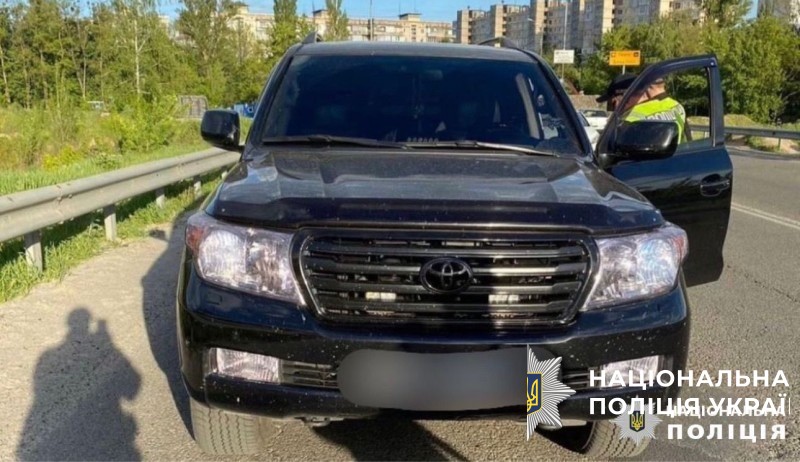 правоохоронці столиці затримали двох чоловіків, які погрожували зброєю і ножем відвідувачам азс