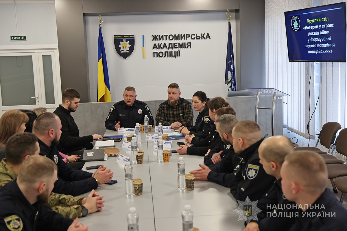 учасники круглого столу в актовій залі за столом