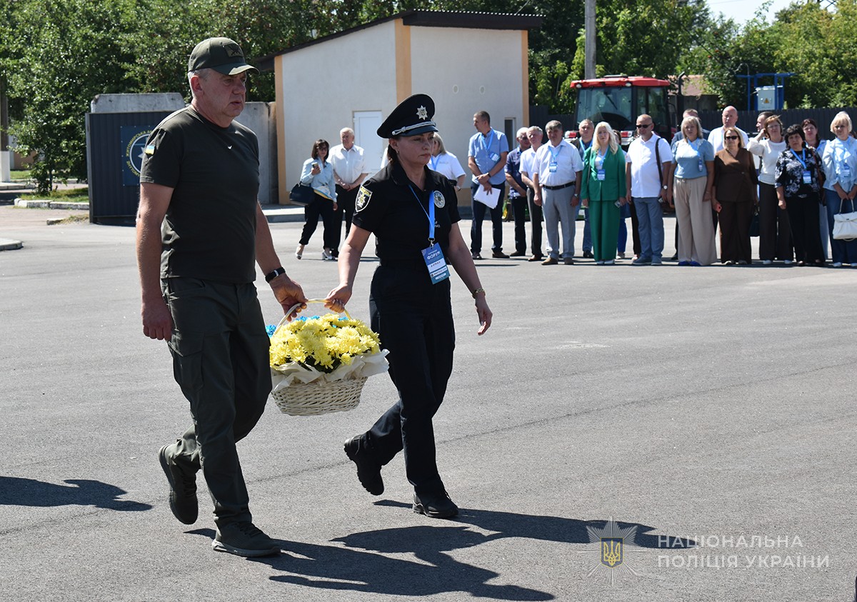 учасники несуть квіти для покладання