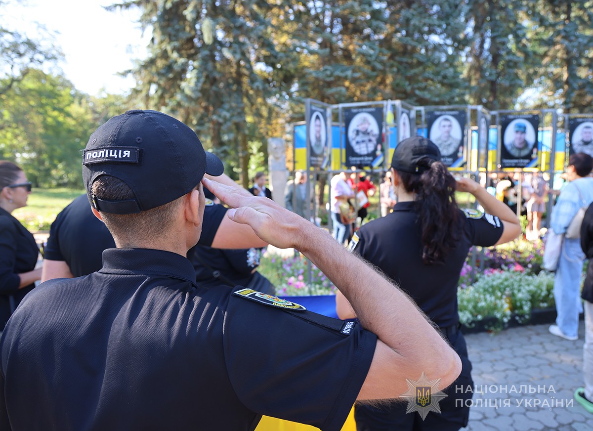 поліцейські на Алеї Слави віддають військове вітання
