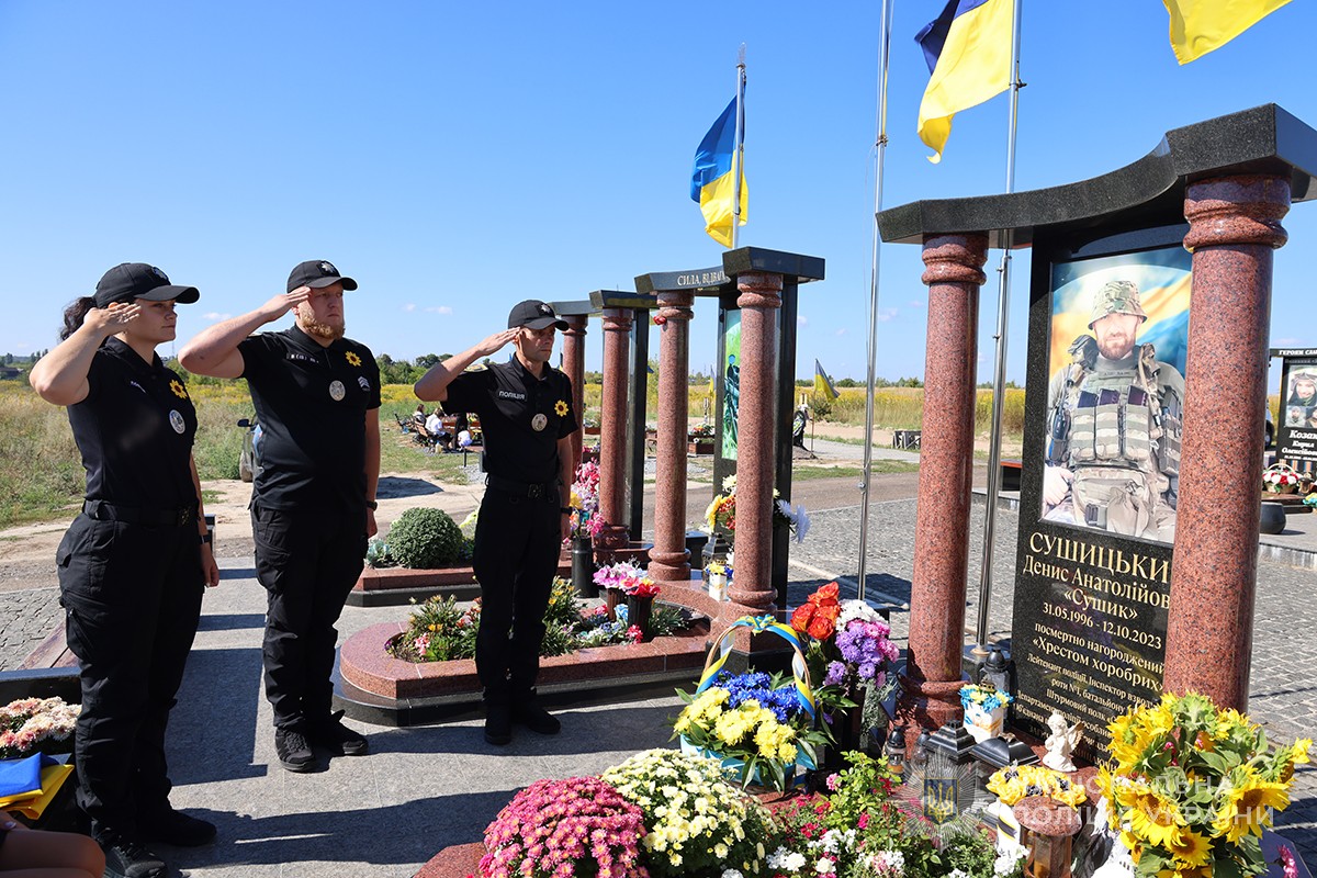 поліцейські на місцевому кладовищі