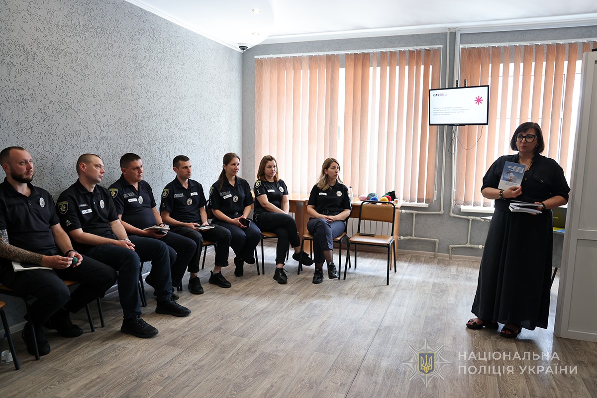 тренерка та учасники в залі