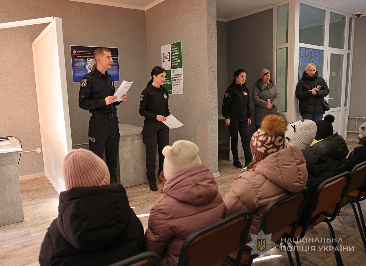 поліцейські в залі загадують дітям загадки