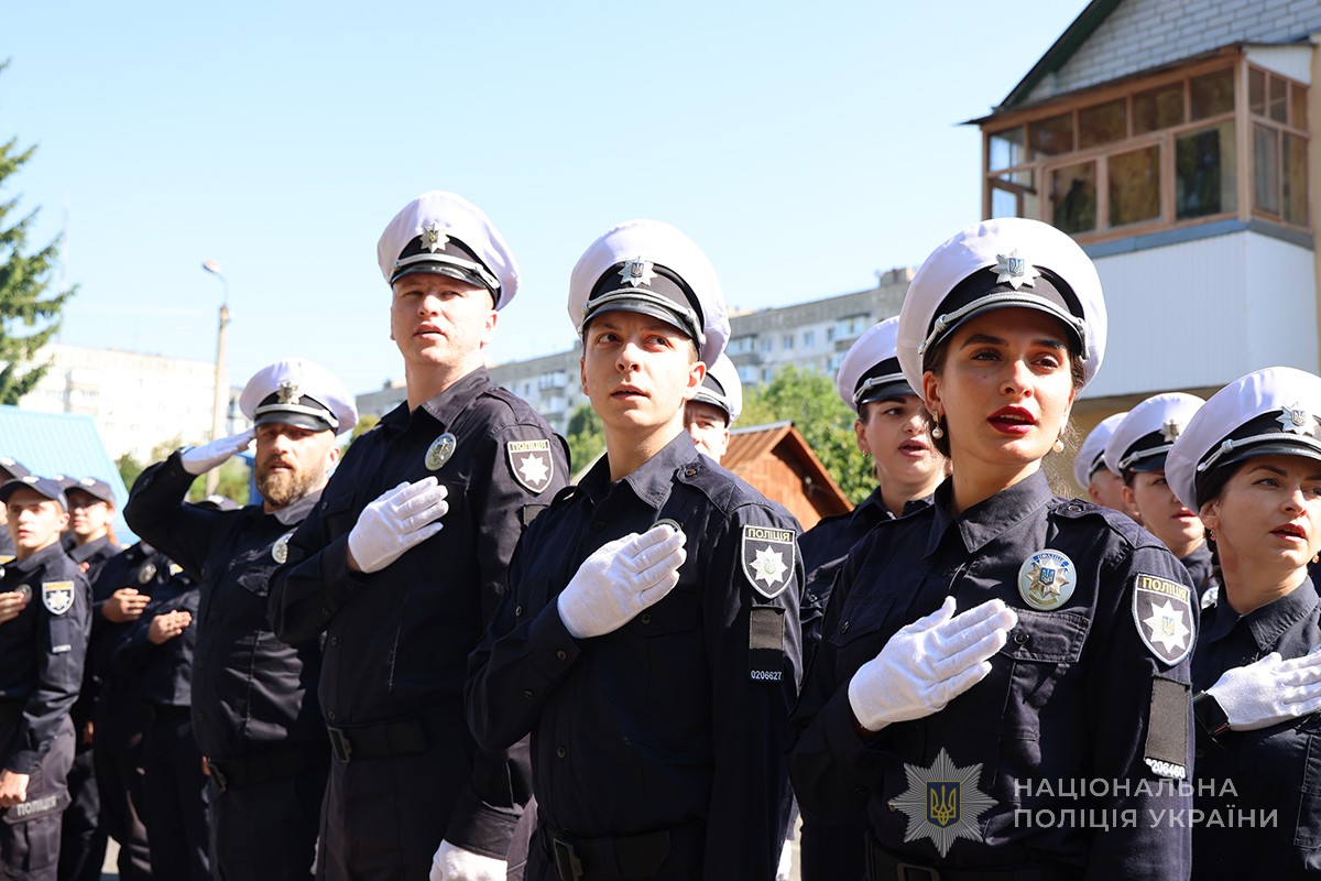 випускники виконують гімн України