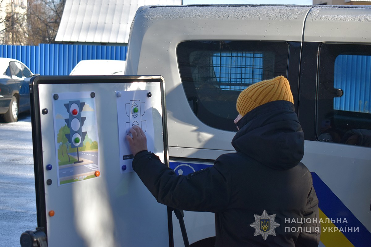 дитина виконує завдання з кольорами світлофора