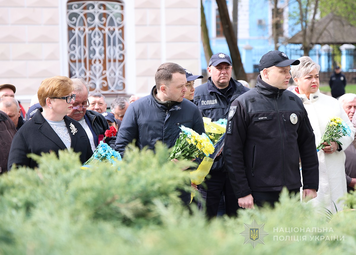 учасники заходу з квітами