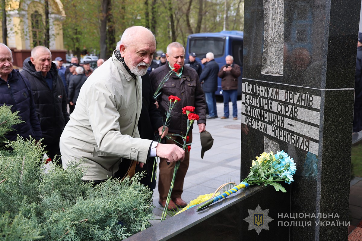 ветеран покладає квіти