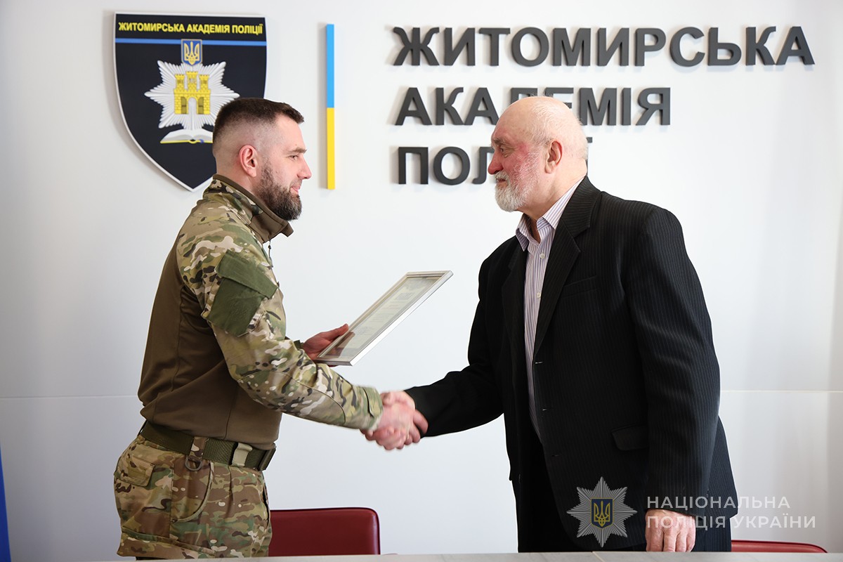 Валерію Кравченку врачає Подяку заступник начальника академії