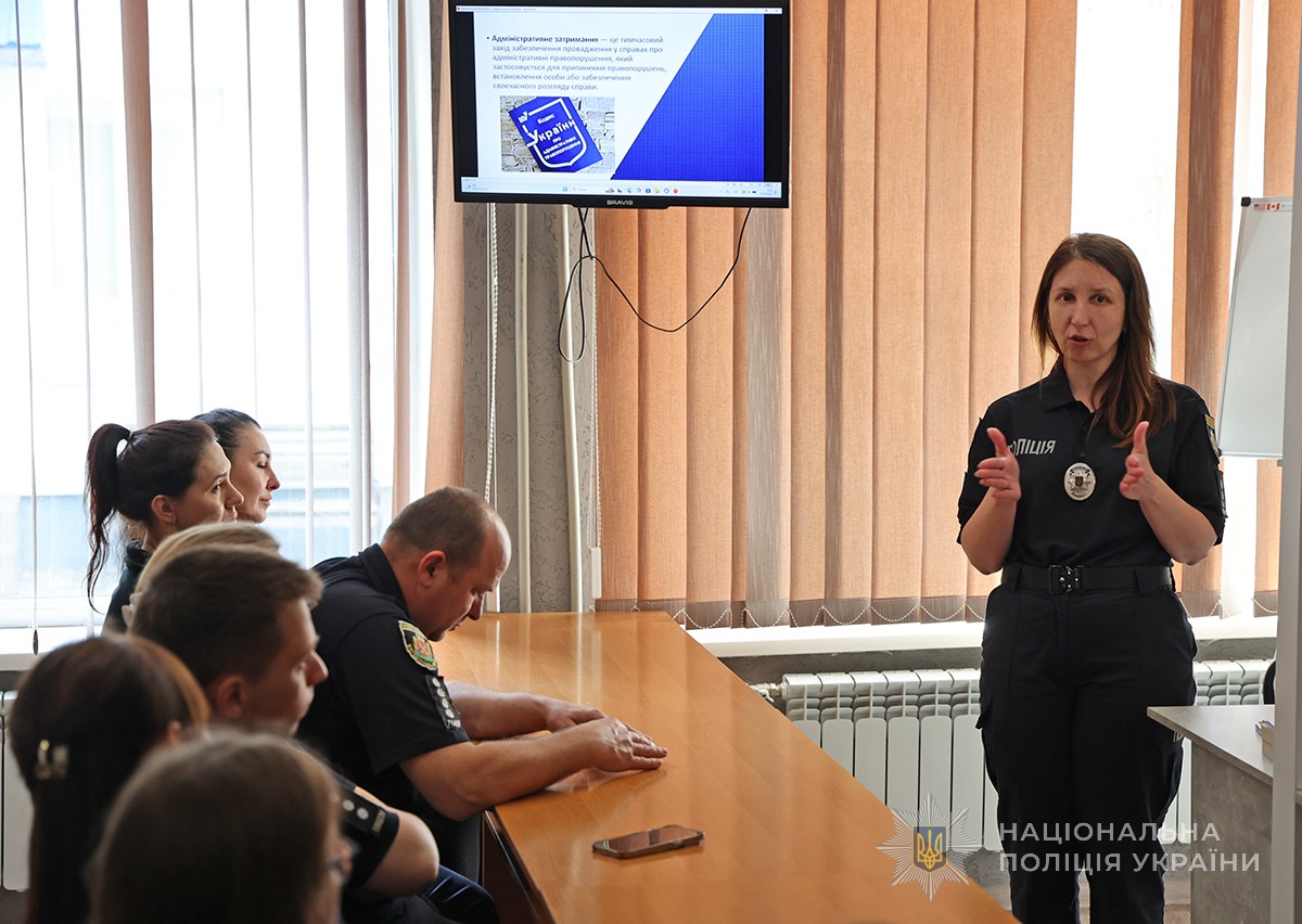 викладачка розповідає
