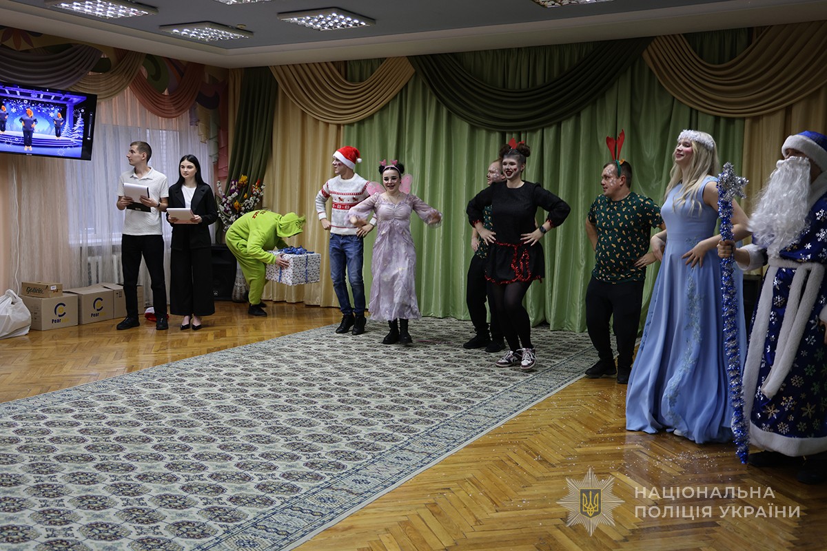 слухачі у костюмах танцюють в актовій залі