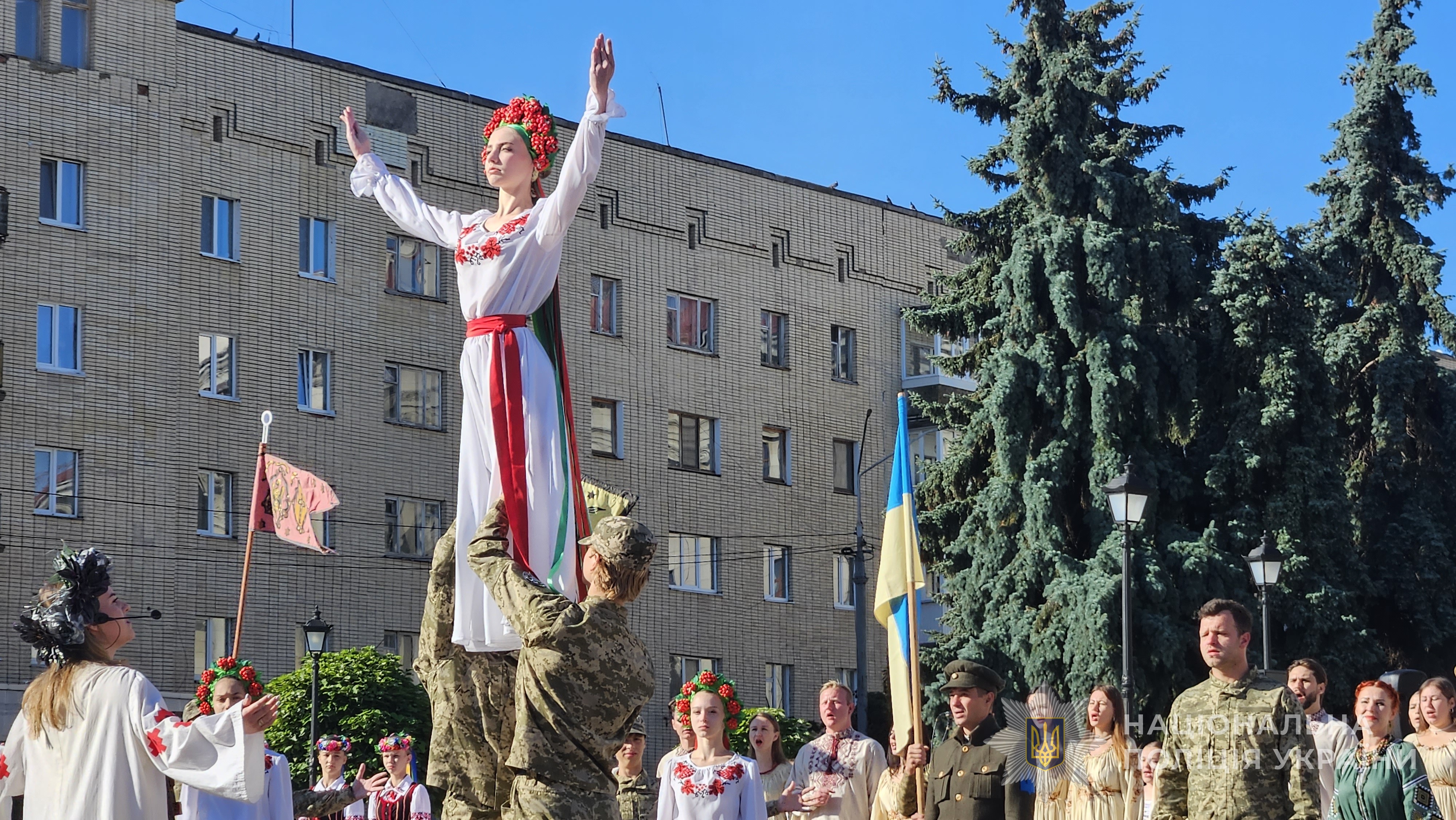 театральне дійство у центрі міста
