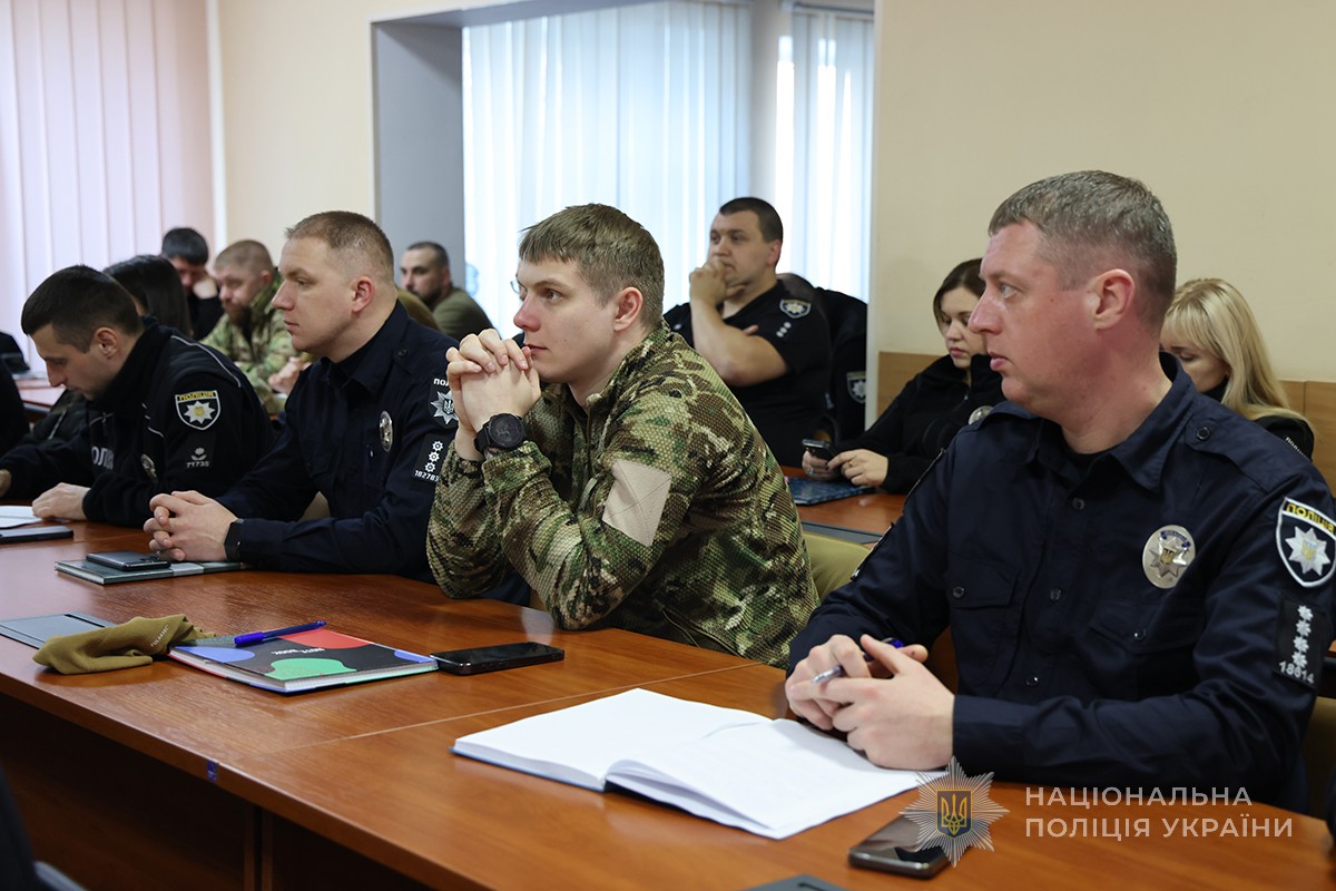 чоловіки слухають