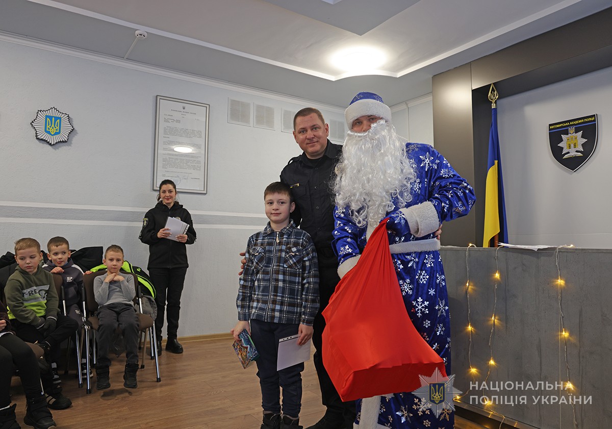 спільне фото хлопчика, керівника академії та Миколая