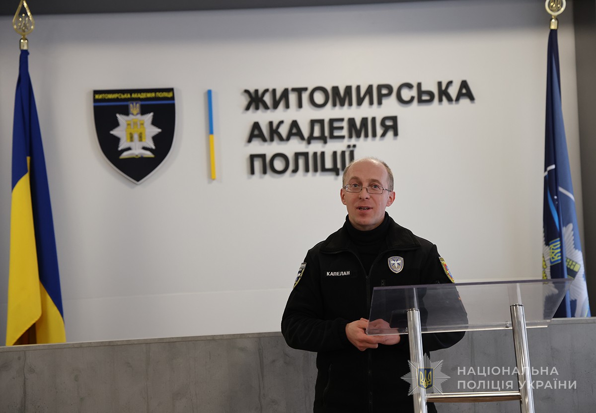 виступає в залі капелан