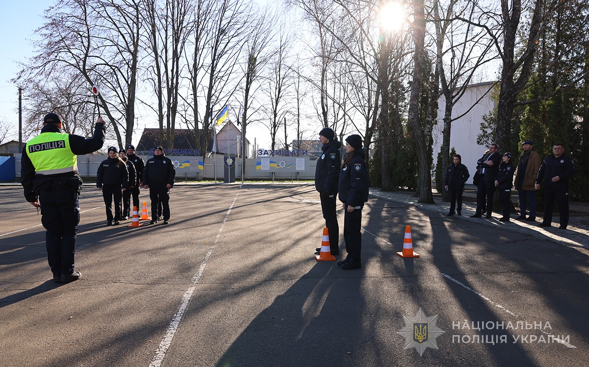 заняття для слухачів на плацу з правил дорожнього руху
