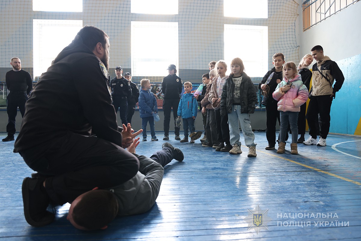 діти спостерігають затримання умовного правопорушника