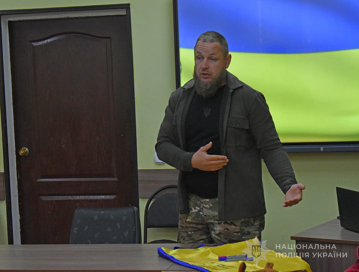 ветеран розповідає стоячи