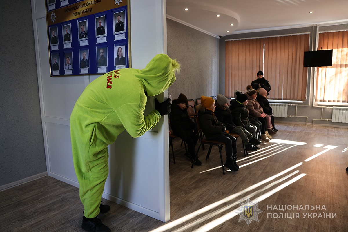 Грінч підглядає за дітьми в залі