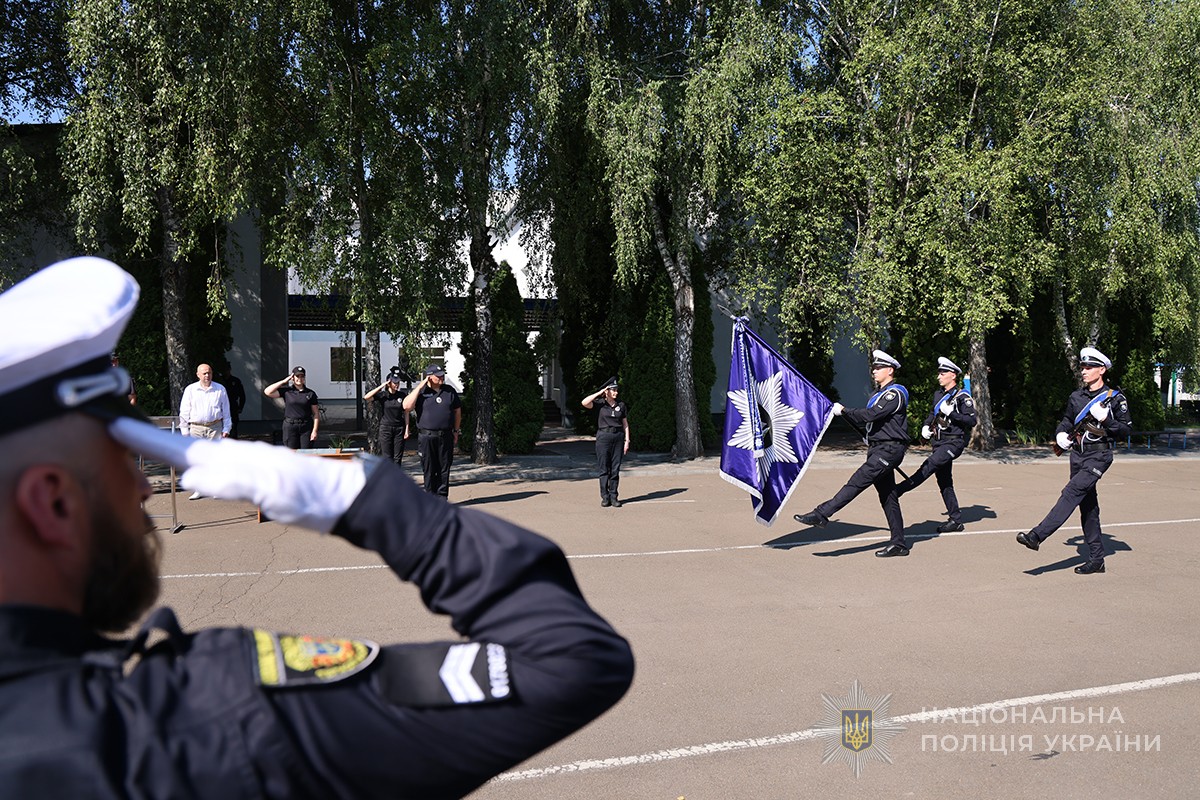прапороносна група крокує плацом