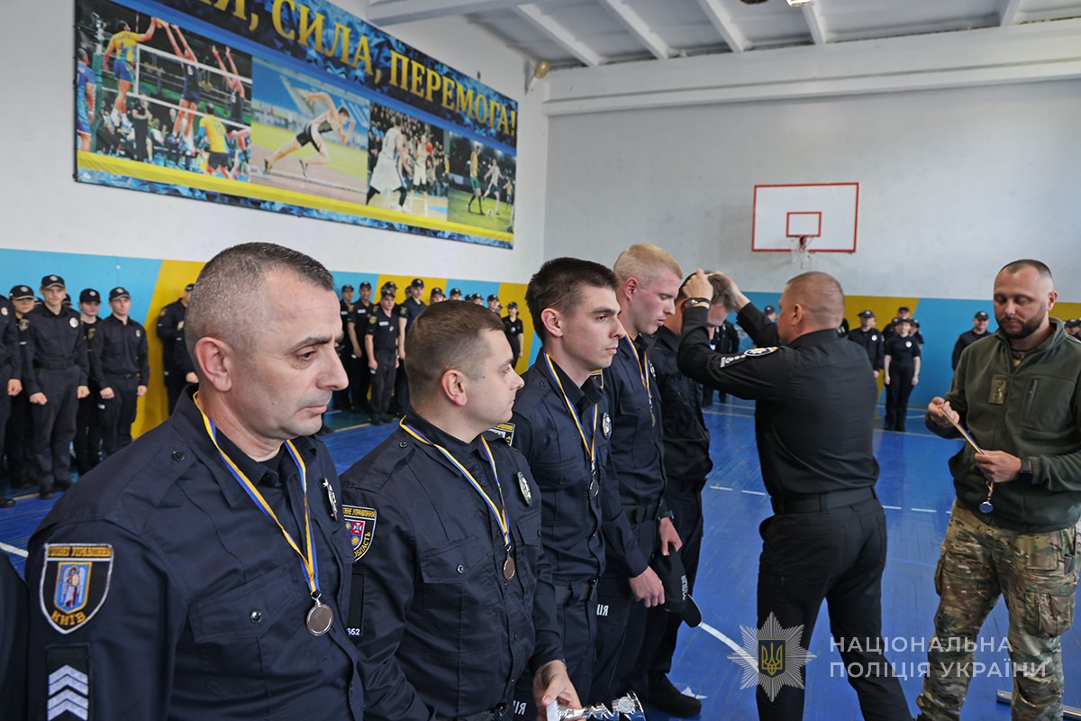 Каптенко нагороджує команду