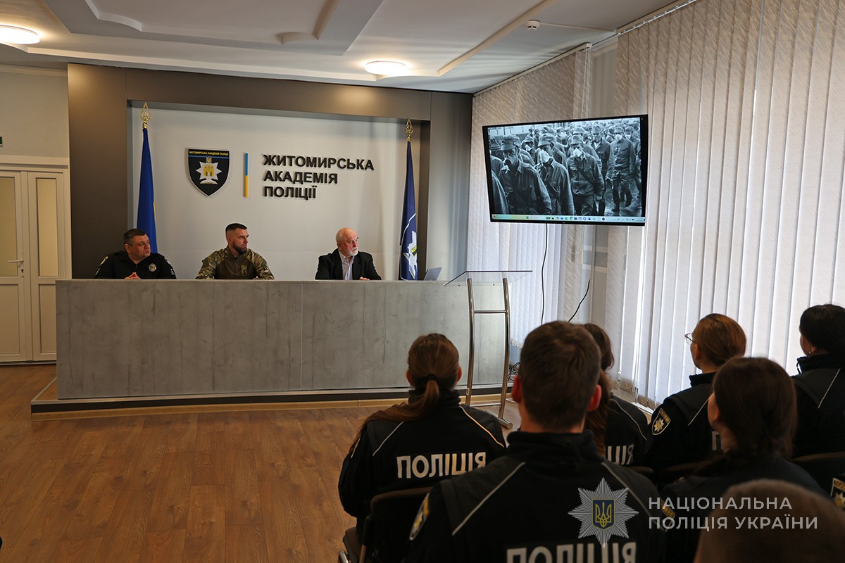 учасники зустрічі переглядають відео
