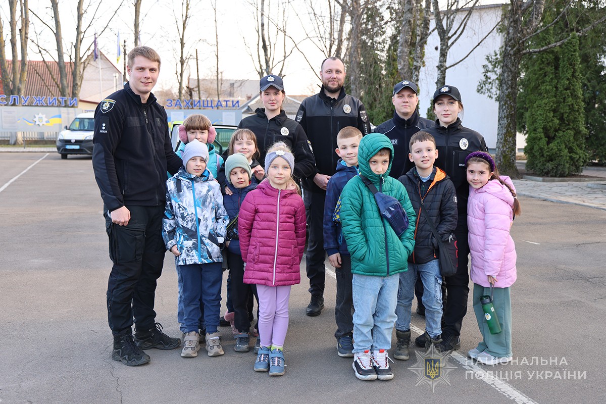 діти з викладачами на плацу