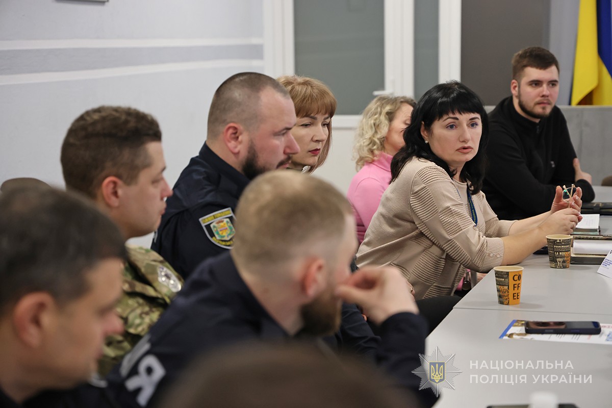 учасники слухають Атаманчук