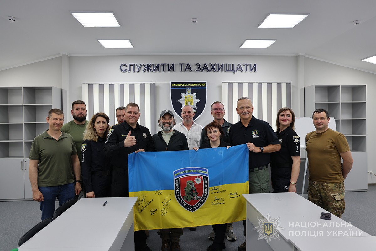 всі учасники зустрічі з прапором ВТС