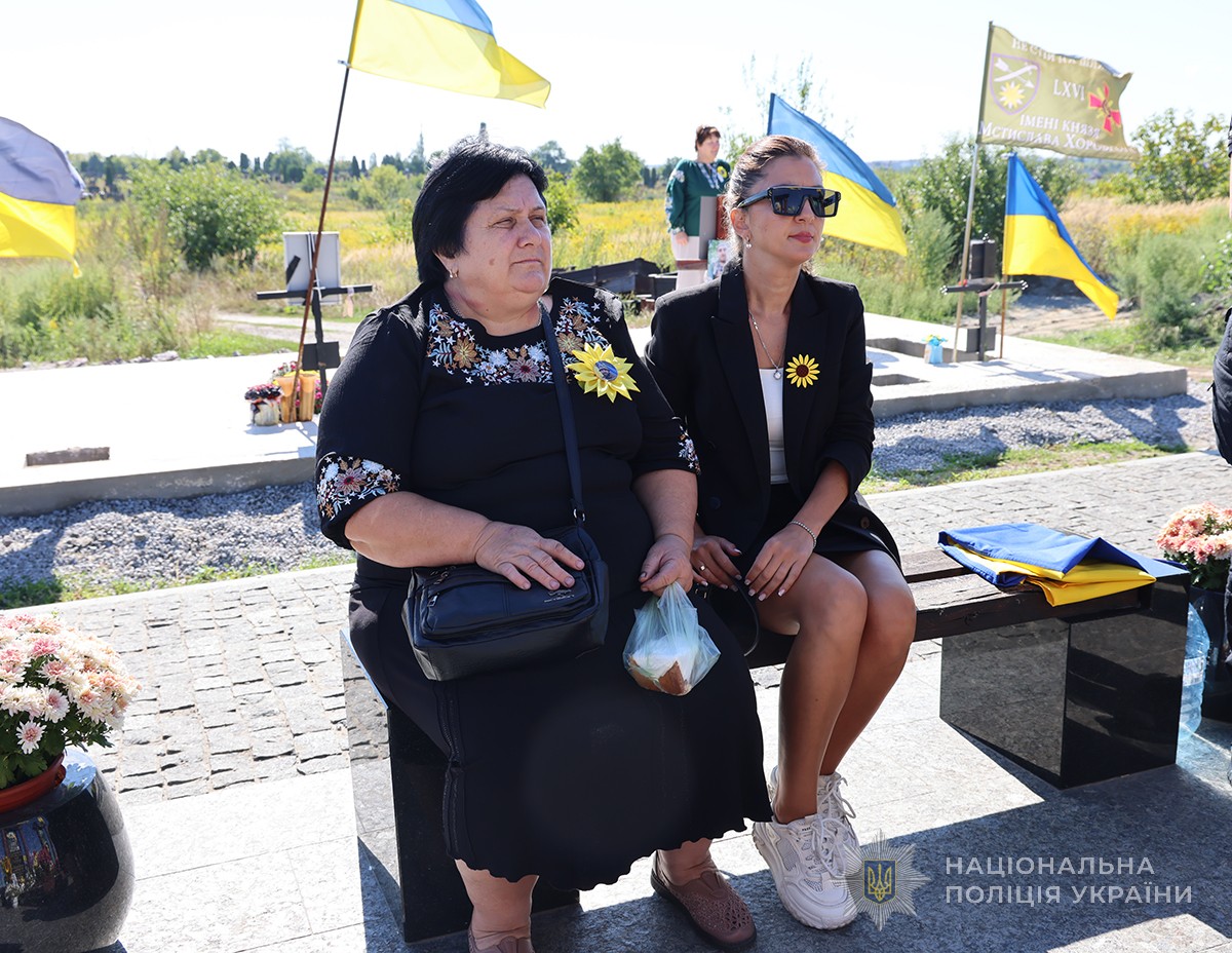 Олена Сушицька поряд з психологом