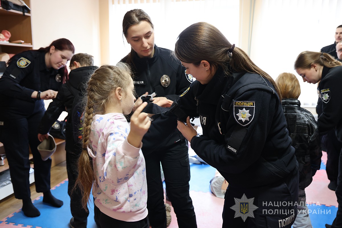 діти тренуються накладати турнікети