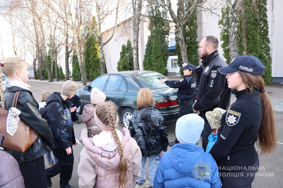 діти на занятті з тактики дій