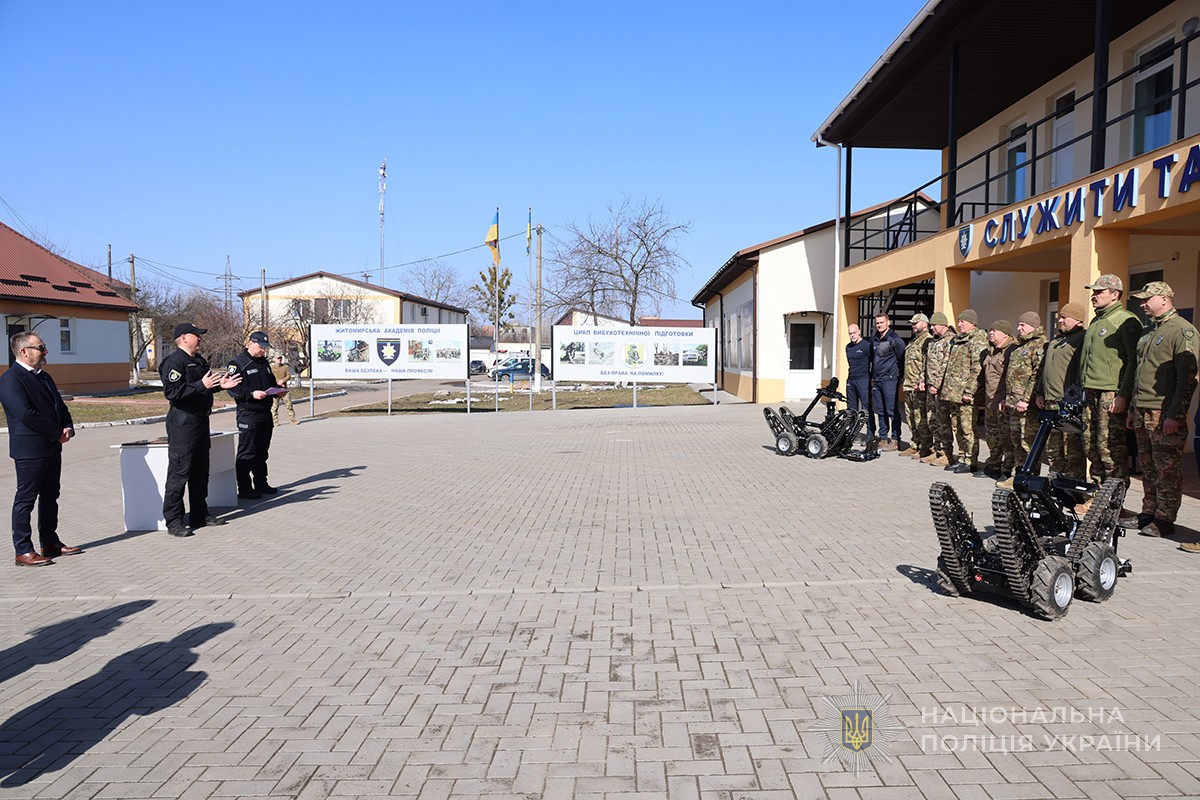 керівництво академії, іноземці та вибухотехніки на плацу