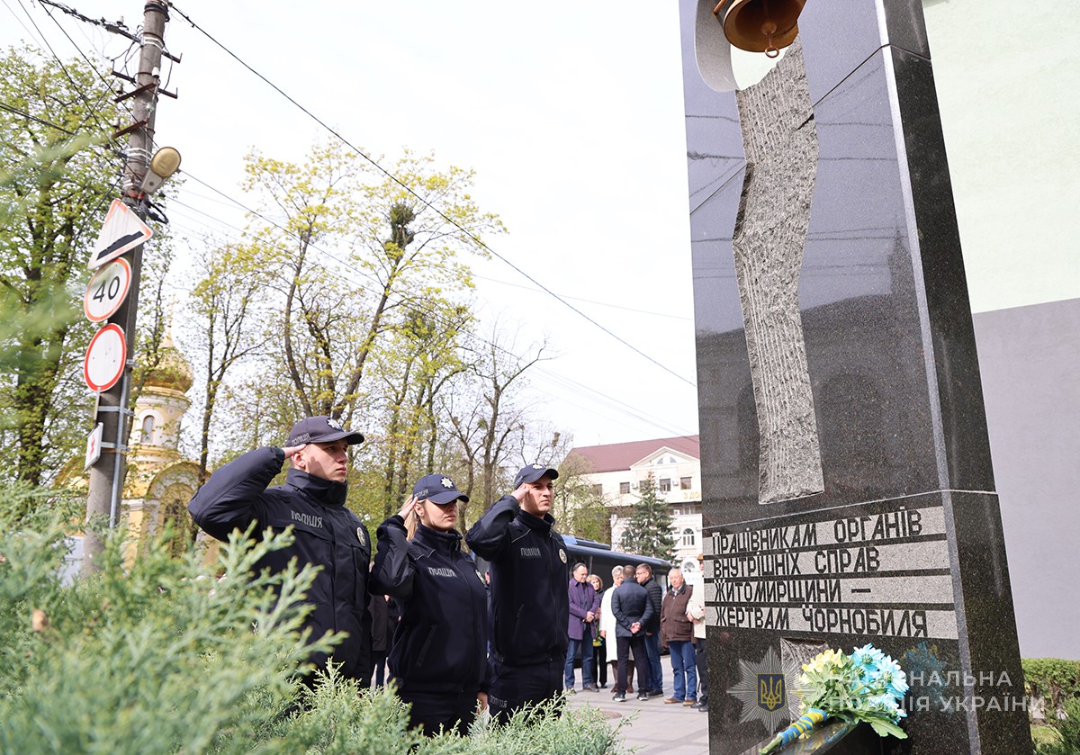 слухачі віддають військове вітання