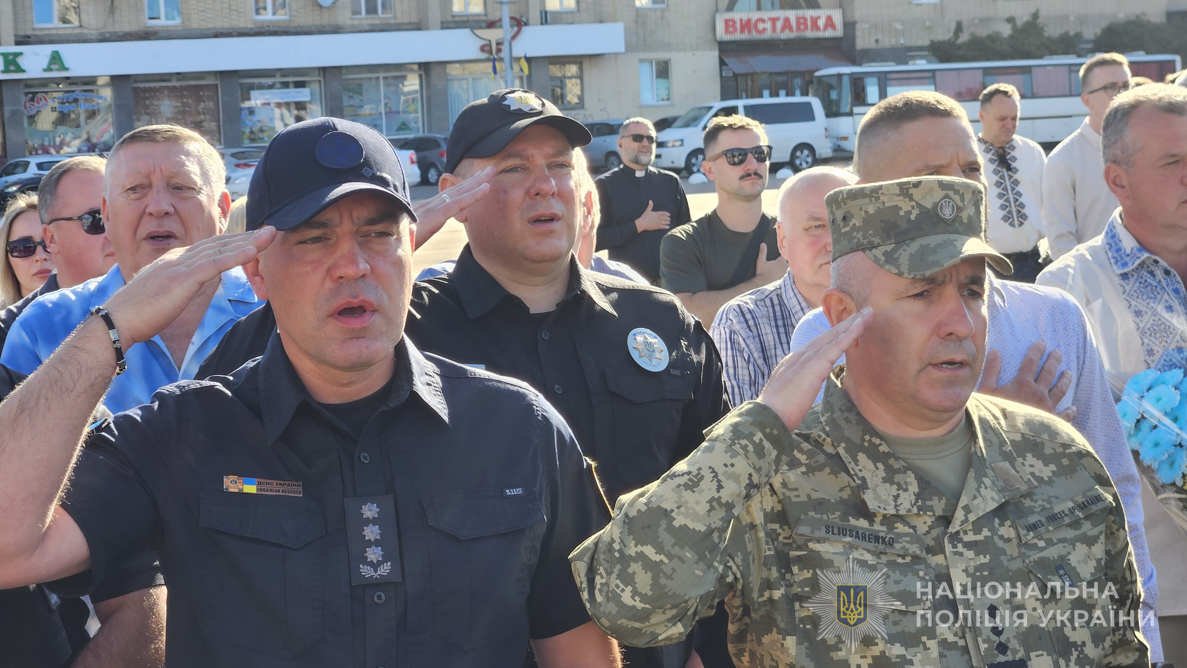 керівники правоохоронних структур співають Гімн