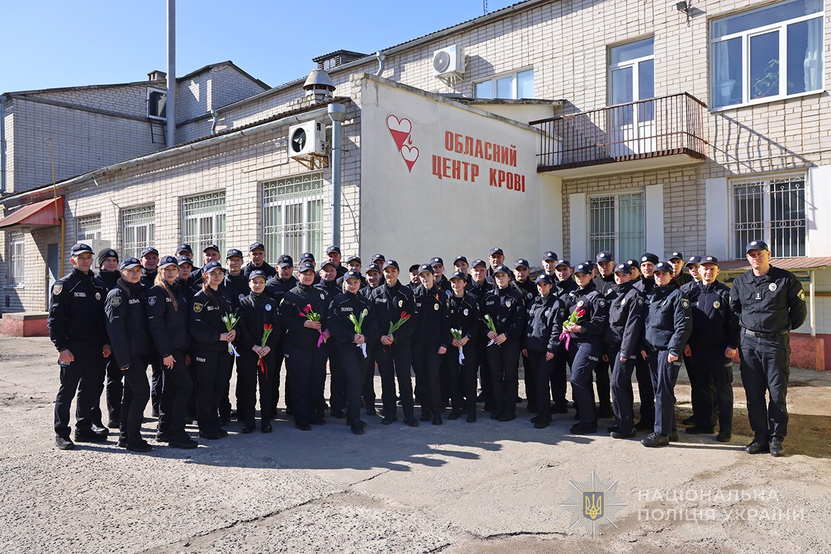 слухачі біля центру крові