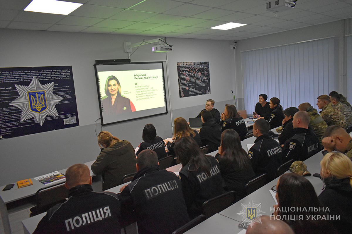 учасники дивляться на екран з інформацією