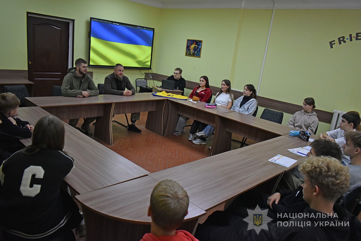 ветерани війни і ліцеїсти за столом