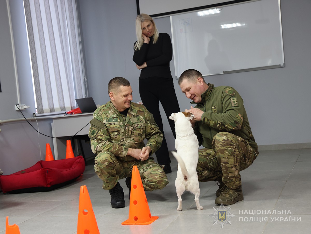 Береговенко на занятті з кінологами і собакою