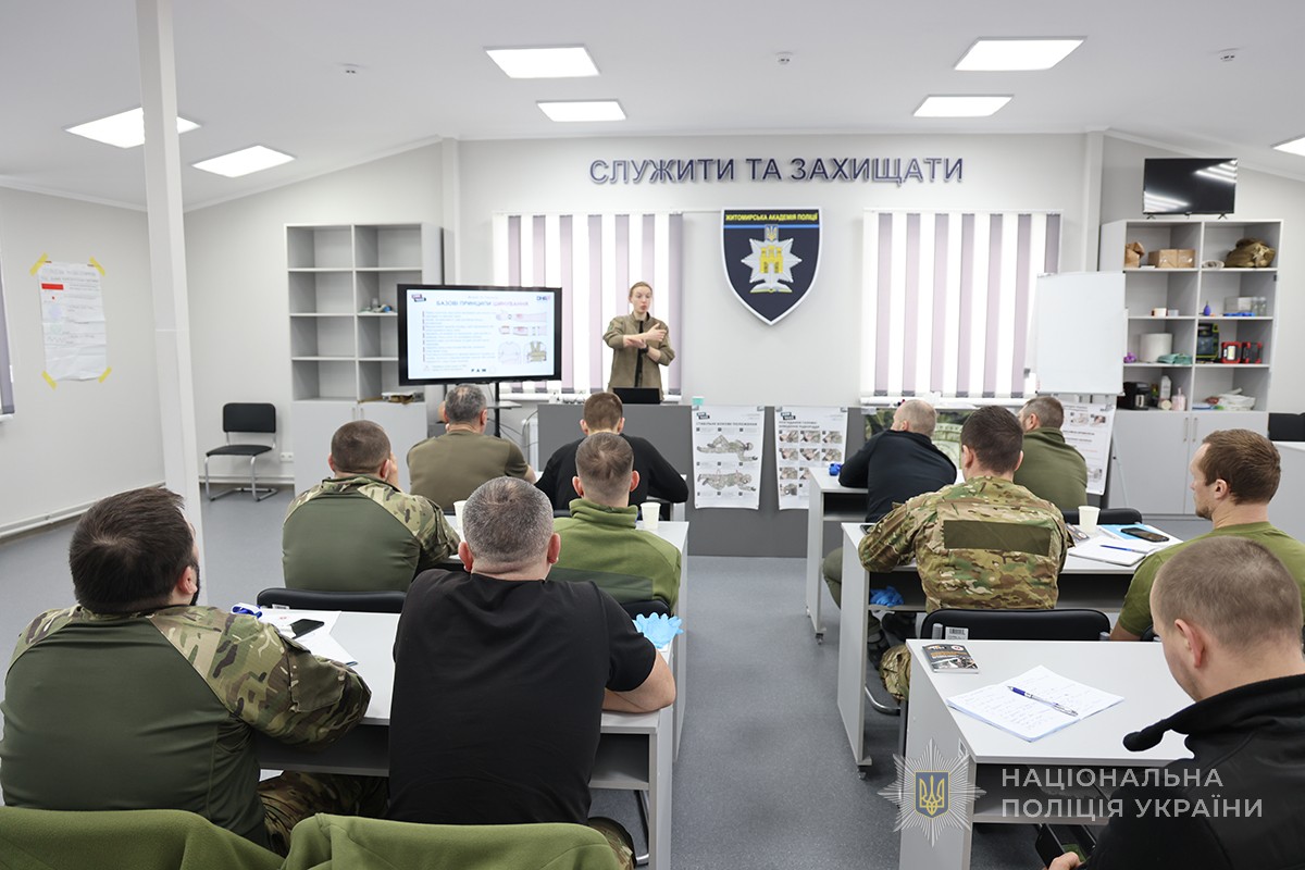 слухачі в аудиторії дивляться на монітор і слухають інструктора