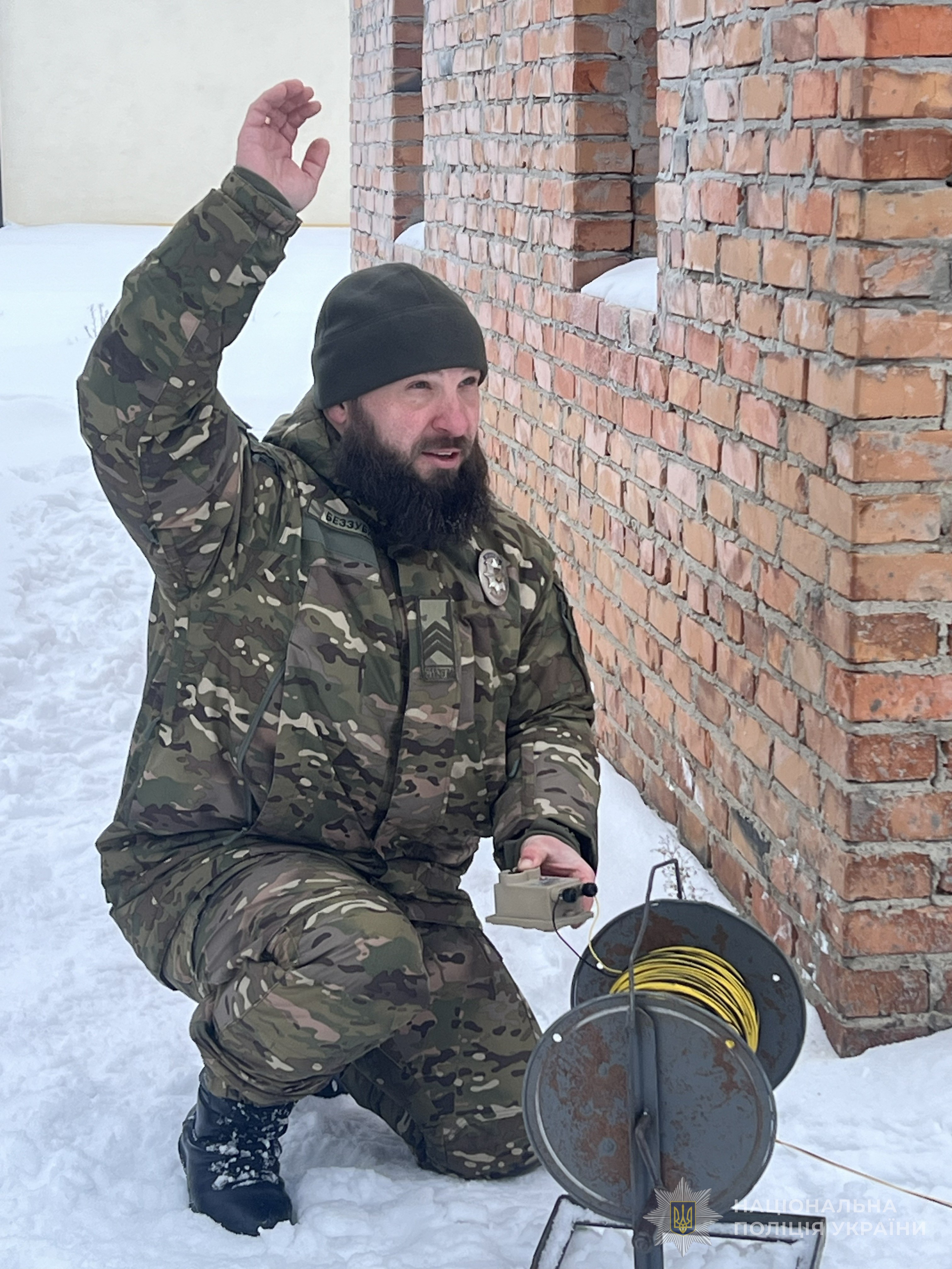 кінолог готується до знешкодження за допомогою котушки