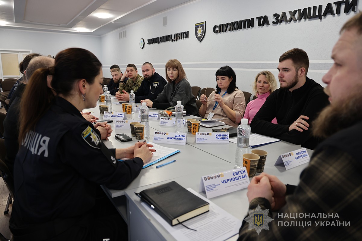 учасники за столом