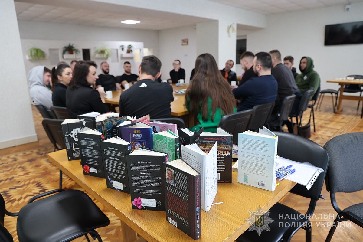 книги і зібрання учасників за круглим столом