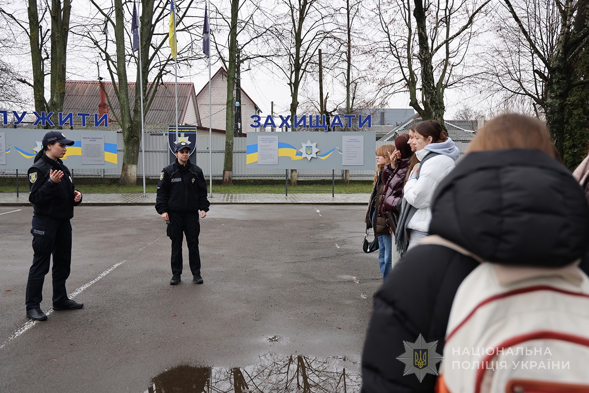 слухачі та гості на плацу академії