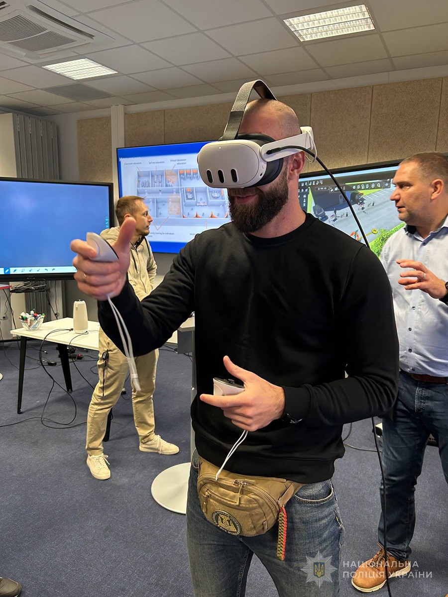учасник у VR-окулярах