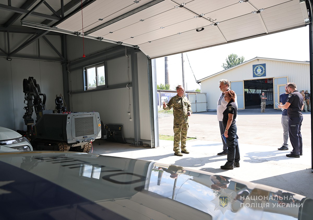 гості оглядають техніку