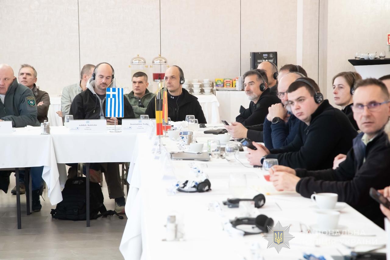 учасники за столом слухають спікерів