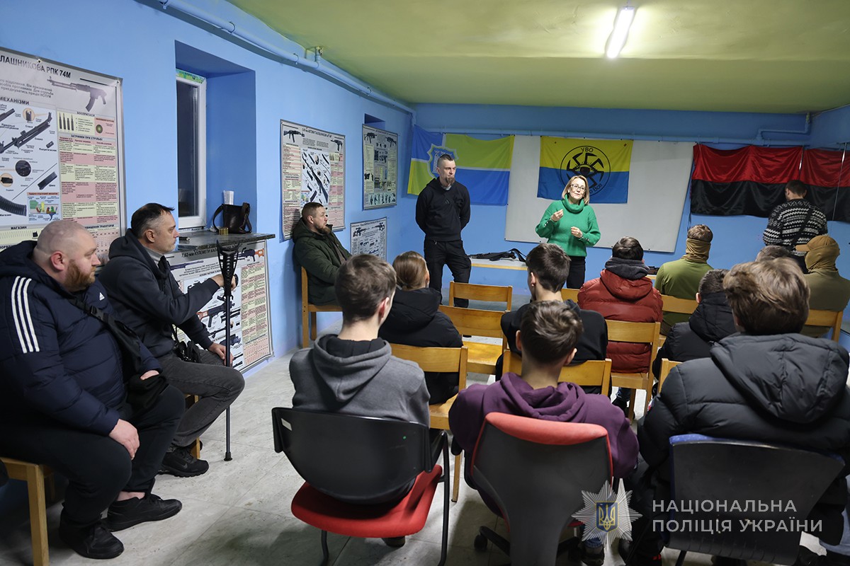 всі учасники у залі