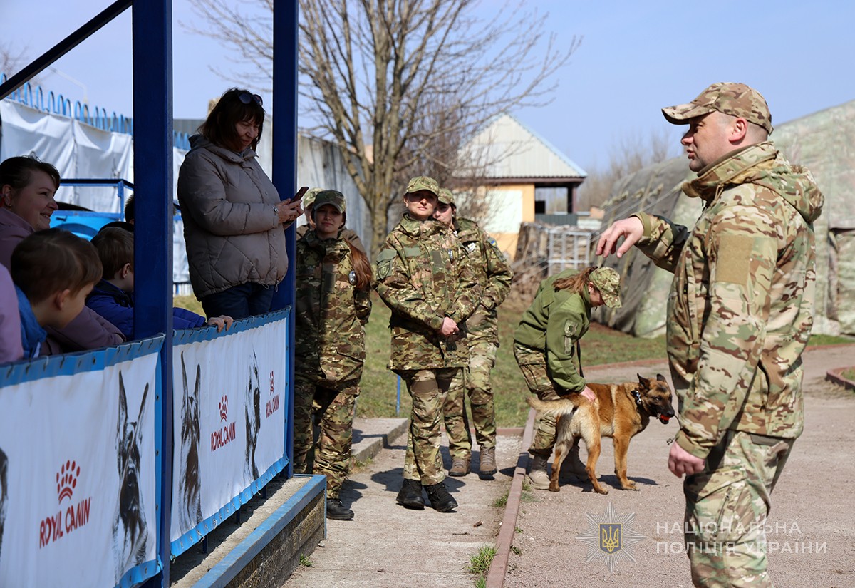 викладач розповідає дітям 