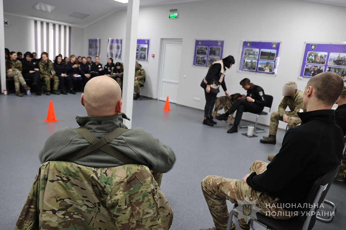 учасники контактують із собакою